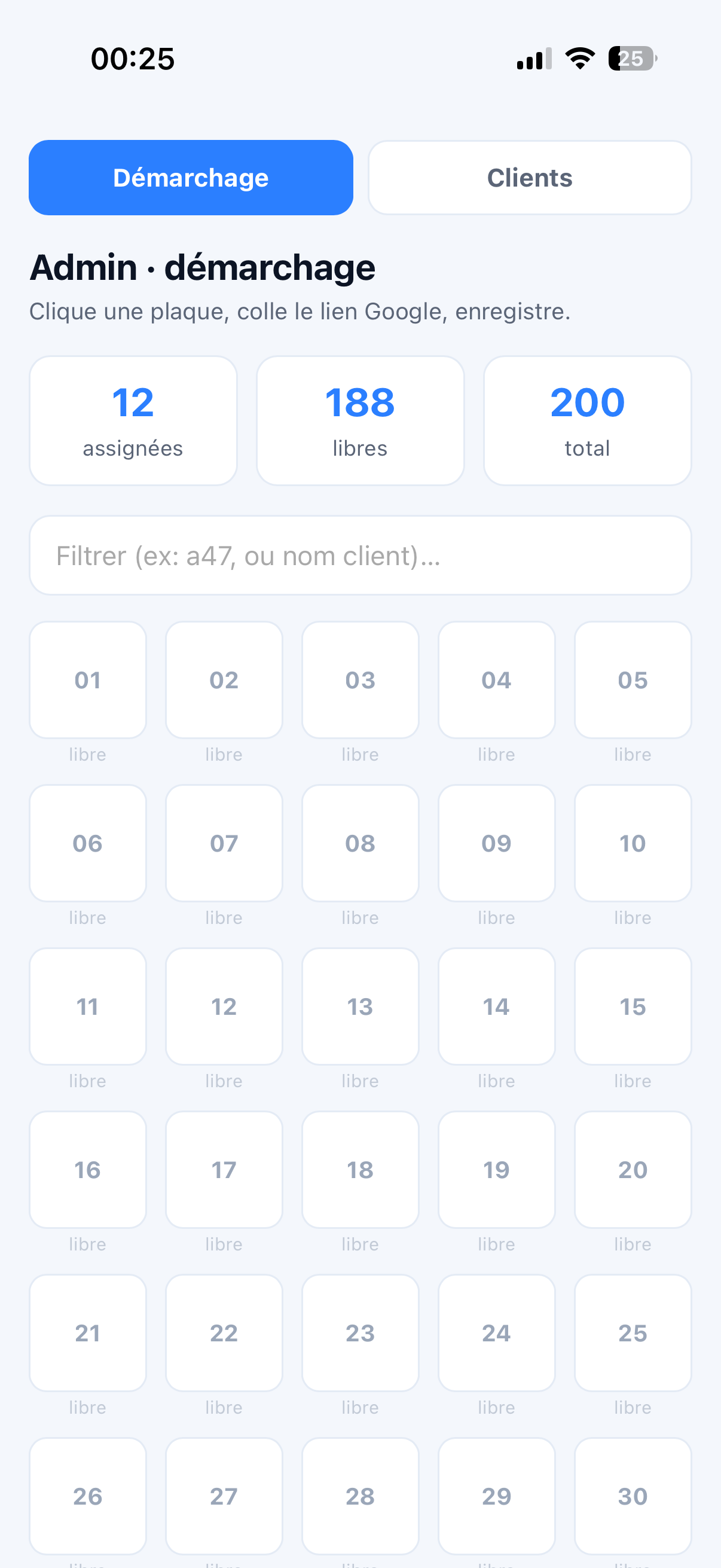L'écran Admin démarchage sur iPhone : onglets Démarchage et Clients, compteurs 12 assignées / 188 libres / 200 total, champ de filtre et grille numérotée des plaques marquées « libre ».