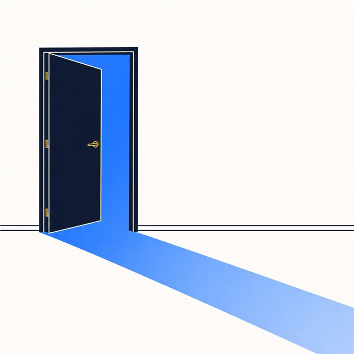 Une porte entrouverte laissant passer une lumière bleue.
