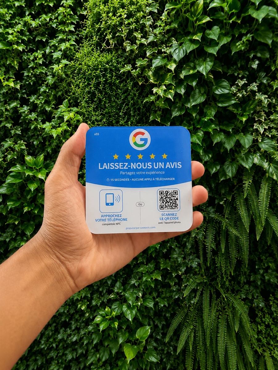 Une main tient une plaque CaseAvis d'avis Google devant un mur de lierre : logo Google, cinq étoiles, zone NFC et QR code.